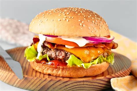 Fotografía de una hamburguesa clásica con todos sus acompañamientos