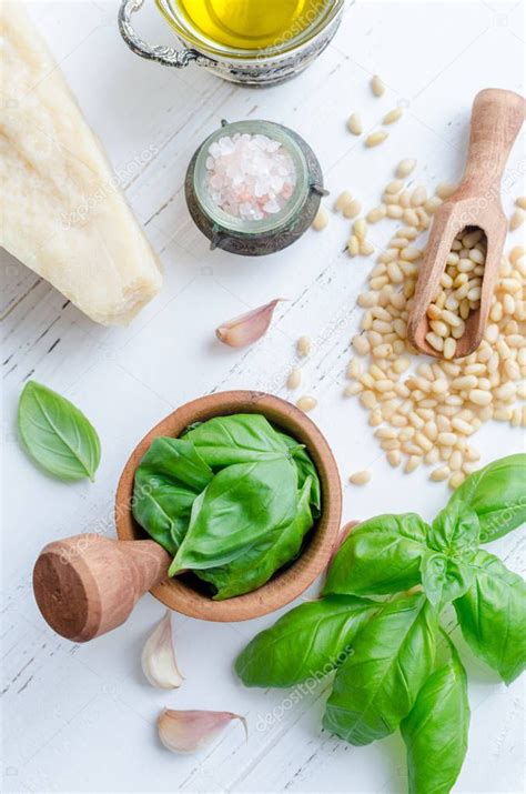 Ingredientes frescos para pesto: albahaca, piñones, ajo, queso parmesano y aceite de oliva