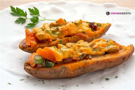 Composición de un plato sencillo y sabroso con vienesas, pan, queso y salsas.