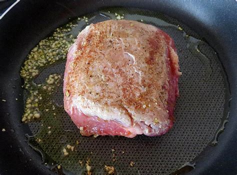 Esquema de los pasos para sellar la carne en una olla grande antes de llevar al horno