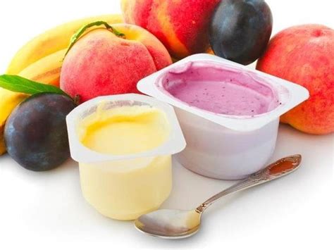 Esquema comparativo de yogures con puré de fruta natural vs. yogures con saborizante y colorante artificial.