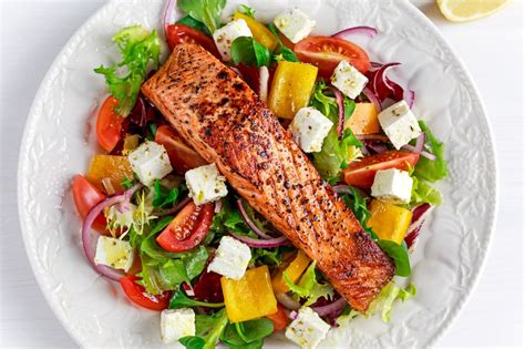 Plato de ensalada de salmón con cebolla caramelizada servido en un timbal elegante