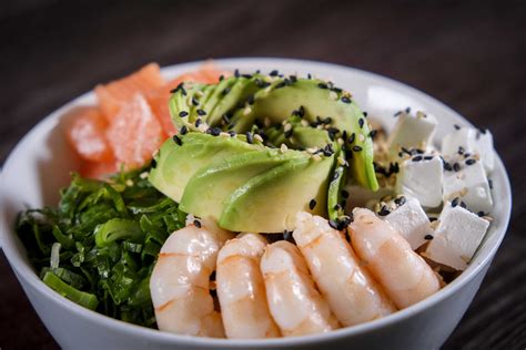 Fotografía de un bowl de sushi (Gohan) con ingredientes frescos como palta y vegetales