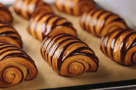 Esquema de los ingredientes principales para un pain au chocolat, destacando la harina, mantequilla (o alternativa vegetal) y el chocolate