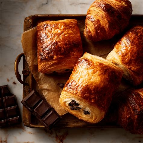 Fotografía de pain au chocolat recién horneado y dorado