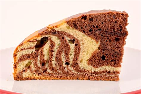 Bizcocho de dos colores con forma de corona recién horneado