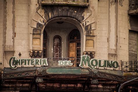 Fotografía histórica de la Confitería del Molino en Buenos Aires.