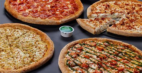 Imagen de una pizza familiar de Papa John's con varios acompañamientos