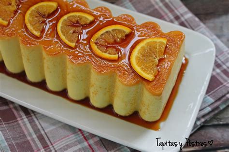 Foto de postre con crema de cuajada de naranja y chips de coco