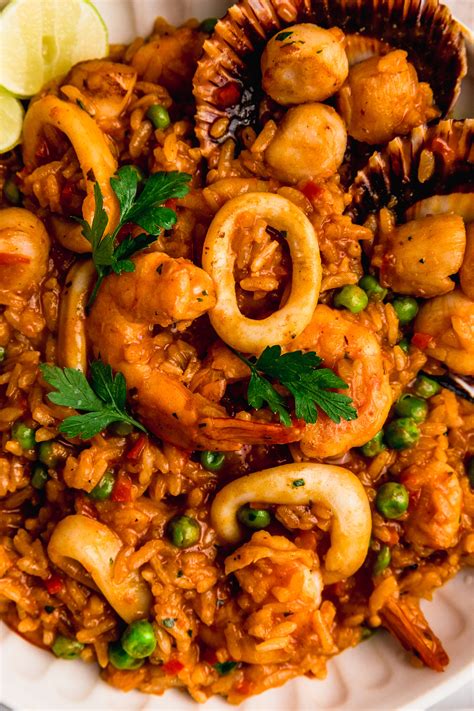 Plato de Arroz con Mariscos servido con su guarnición tradicional