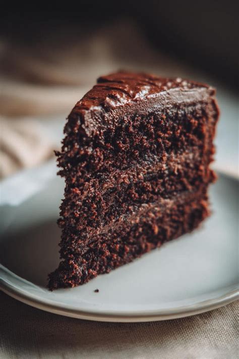 Fotografía profesional de una torta de chocolate Amada Masa servida en un plato elegante con decoración