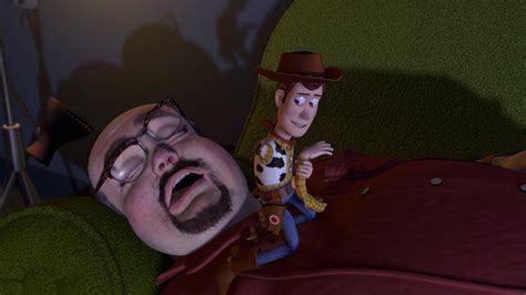 Al McWhiggin sosteniendo a Woody y otros juguetes de colección