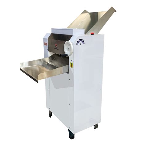 Máquina sobadora estirando la masa para empanadas.