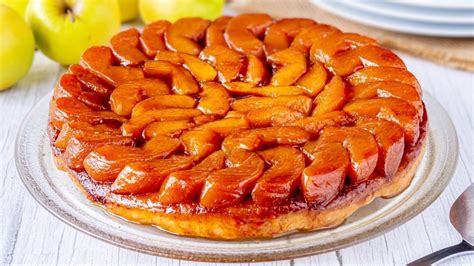 Manzanas caramelizadas en un molde para tarta Tatin