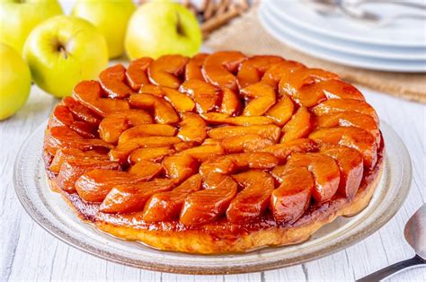 Caramelo dorado formándose en un molde de tarta Tatin
