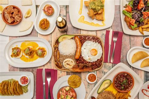 Mesa familiar colombiana con sopas y acompañamientos tradicionales