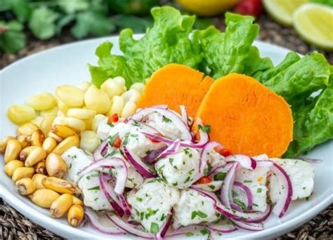 Fotografía de un ceviche colorido servido en un bol de cristal, destacando la frescura de los ingredientes y el uso de conservas de mariscos de alta calidad.
