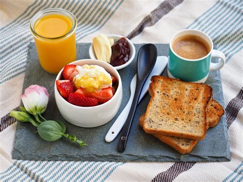 Mesa decorada con un desayuno saludable, variado y libre de gluten