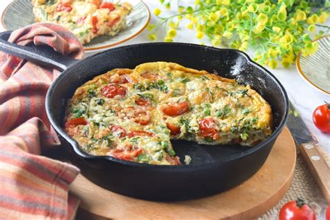 Frittata de verduras colorida servida en una sartén pequeña