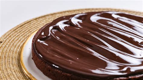 Torta con cobertura de chocolate y efecto de gotas