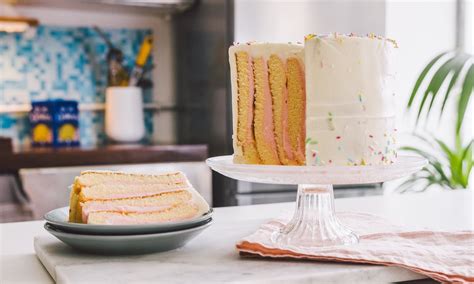 Proceso de relleno de una torta en capas con espátula
