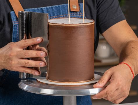Fotografía técnica mostrando la aplicación de capas de ganache sobre la estructura tallada