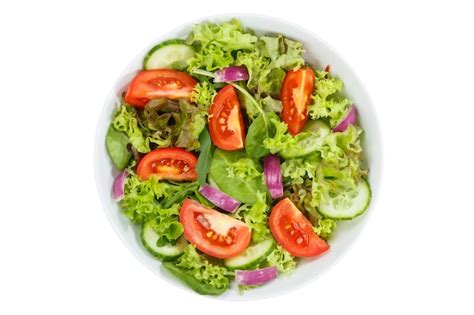 Plato de ensalada fresca visto desde arriba con ingredientes variados y coloridos