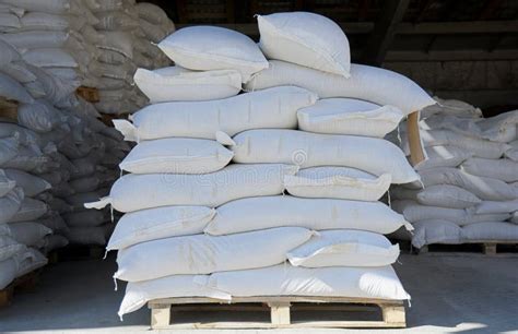 Foto de sacos de harina de 25 kg apilados en un almacén o panadería