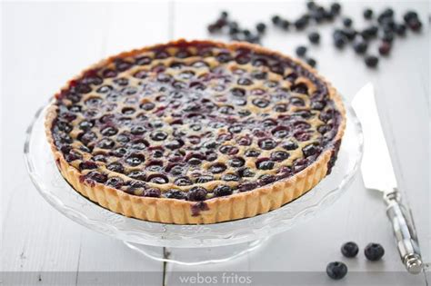 Infografía detallando los pasos para hacer la tarta de arándanos vegana.