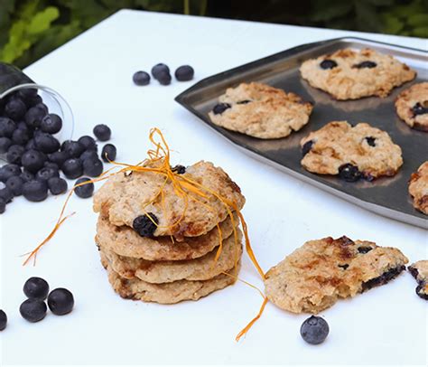 Fotografía de galletas veganas de arándanos recién horneadas y decoradas.