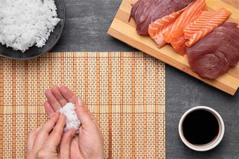 ilustración detallada de cómo sostener un nigiri y mojarlo correctamente en salsa de soja