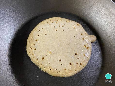 Láminas de panqueques doradas dispuestas en una bandeja después de hornear.