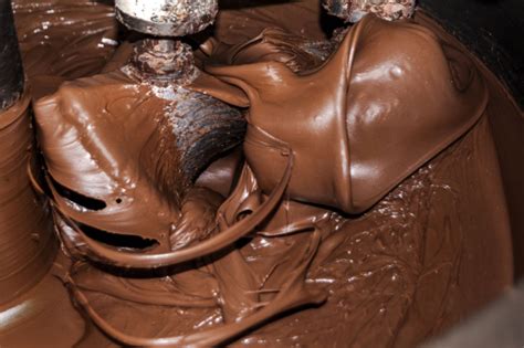 Infografía que muestra el proceso de mezcla: fundido de chocolate, integración con lácteos y el uso de movimientos envolventes.