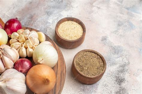 Fotografía detallada de ingredientes frescos: tomates, chiles, ajos, cebollas y hierbas aromáticas