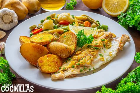 Un plato de merluza a la naranja recién horneado, con guarnición de patatas y cebolla.