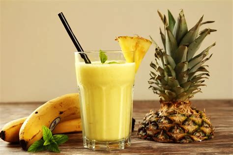 Proceso de licuado de los ingredientes para el agua de piña colada