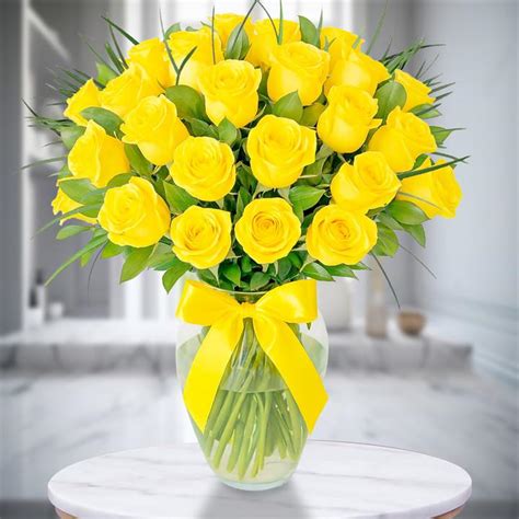 Rosas amarillas frescas en un jarrón, símbolo de alegría