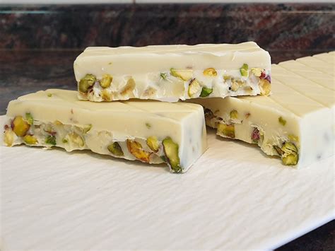 Imagen de un fudge de chocolate blanco y pistacho recién hecho