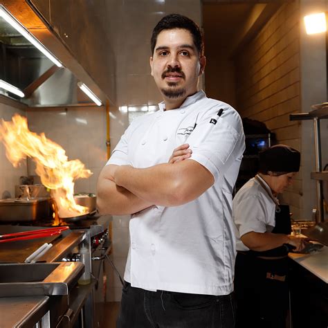 Retrato del chef Fabián Silva en la cocina o posando con un plato