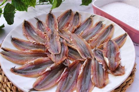 infografía detallando el proceso de salazón y maduración de las anchoas