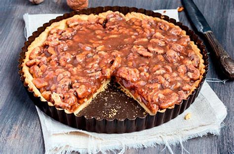 Foto de un kuchen de nuez recién horneado y cortado, mostrando su interior cremoso y la masa crujiente.
