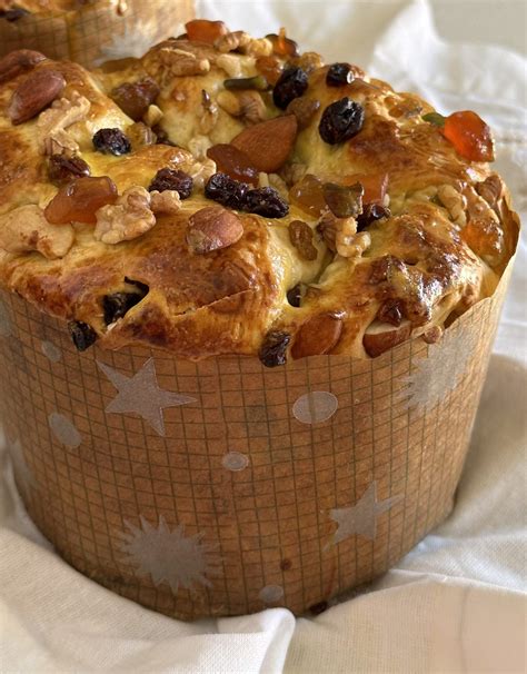 Imagen de un pan dulce integral decorado con frutos secos y frutas abrillantadas