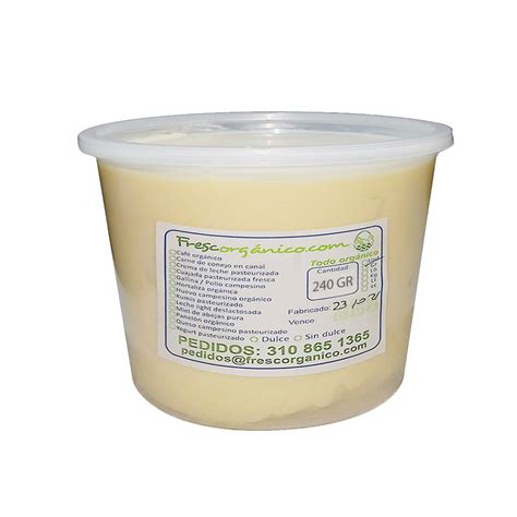 Mantequilla artesanal dorada en un recipiente