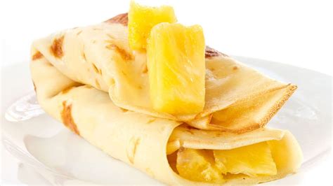 Crepes con piña y salsa de chocolate