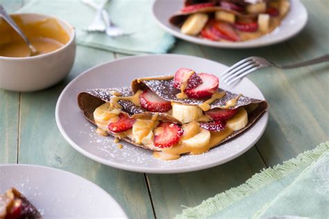 Crepes con salsa de chocolate y frutas