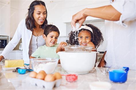 Persona enseñando a un grupo pequeño a cocinar en una cocina moderna.