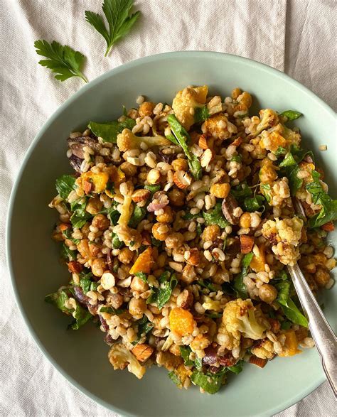 Ensalada cremosa de cebada con manzanas, ideal para un almuerzo ligero