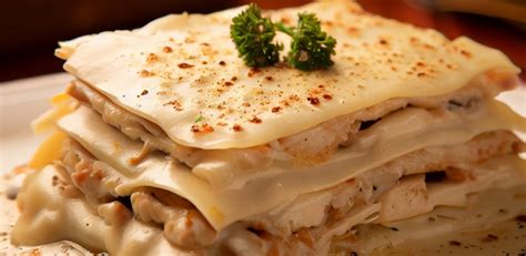 Plato de lasaña con salsa Alfredo y pollo