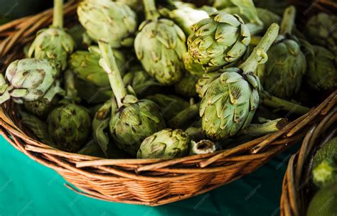 variedad de alcachofas frescas en un mercado