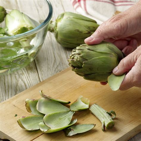 alcachofas cortadas finamente para comer en crudo